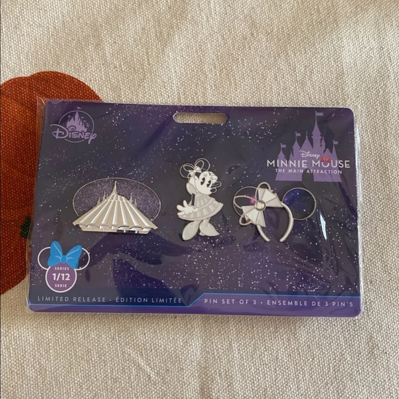 Minnie Mouse Main Attraction Pins/pin book - Picture 3 of 8